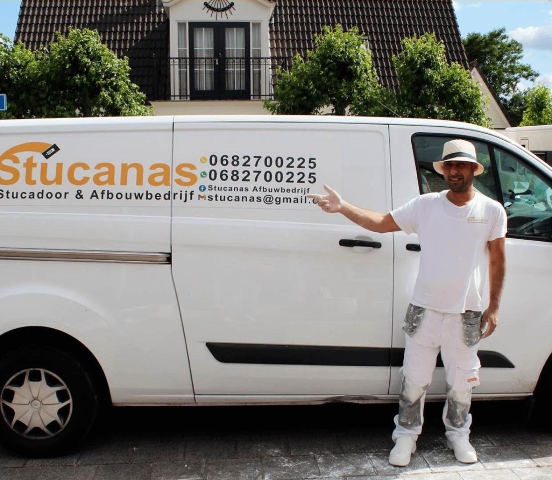Stucadoor van Stucanas naast bedrijfsbus met logo en contactgegevens.