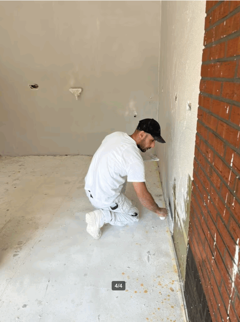 Stucadoor van Stucanas herstelt en werkt een binnenmuur af voor een nette en duurzame uitstraling.